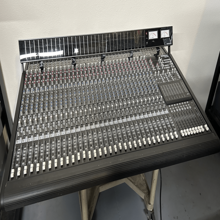 Mackie_32-8_mixing__console_front_(1)